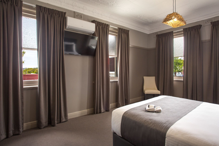 Bedroom 2, Nags Head Hotel, Newcastle - Throsby