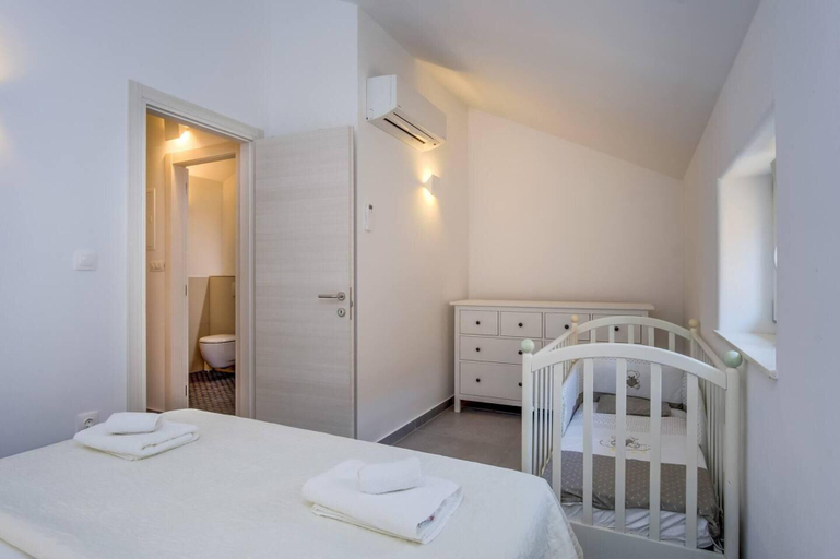 Room 4, Impeccable 4-bed Apartment in Osor, Mali Lošinj