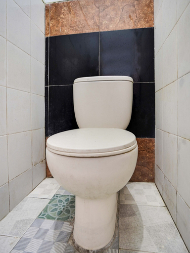 Bathroom, OYO Life 91626 Rr Kost Putri Syariah, Lumajang