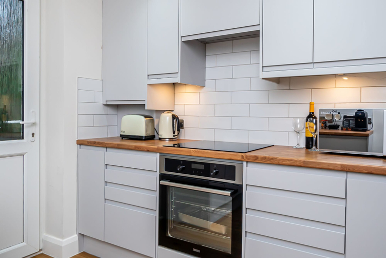 Others 5, Stunning 2-bed Apartment in Purley - Croydon Gem, London