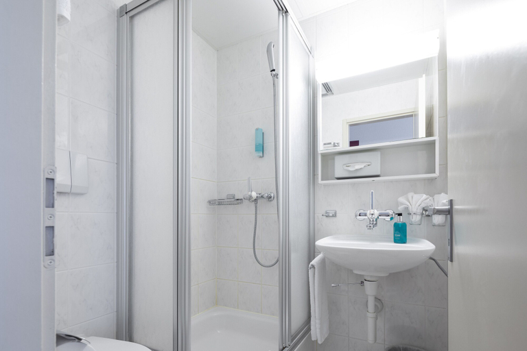 Bathroom 4, Hotel Lötschberg, Interlaken