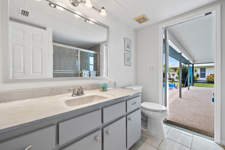 Bathroom 3, Rest Ashore, Lee