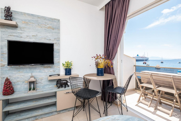Room 4, Seafront Flat With Excellent Sea View in Bodrum, Bodrum