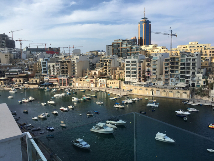 Marina 2, Seafront Penthouse Triplex- Roof Terrace & Hot Tub, St Julian's