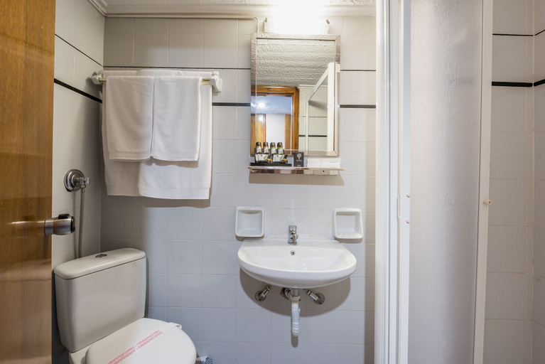 Bathroom 5, Arahova Inn Hotel, Central Greece