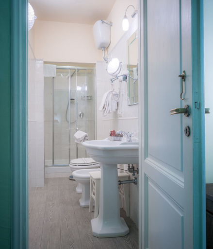 Bathroom 4, Hotel Torre Guelfa, Florence