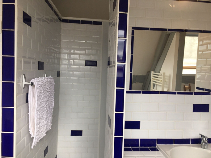 Bathroom 3, Château D'harcelaines, Somme