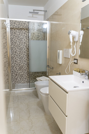 Bathroom 4, A casa dei miei, Brindisi