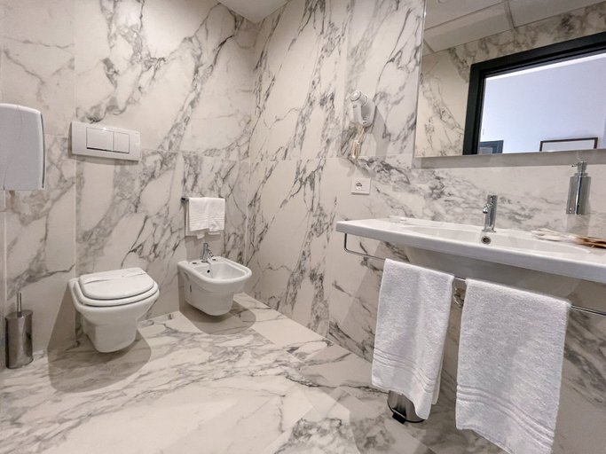 Bathroom 4, Hotel Impero, Cremona