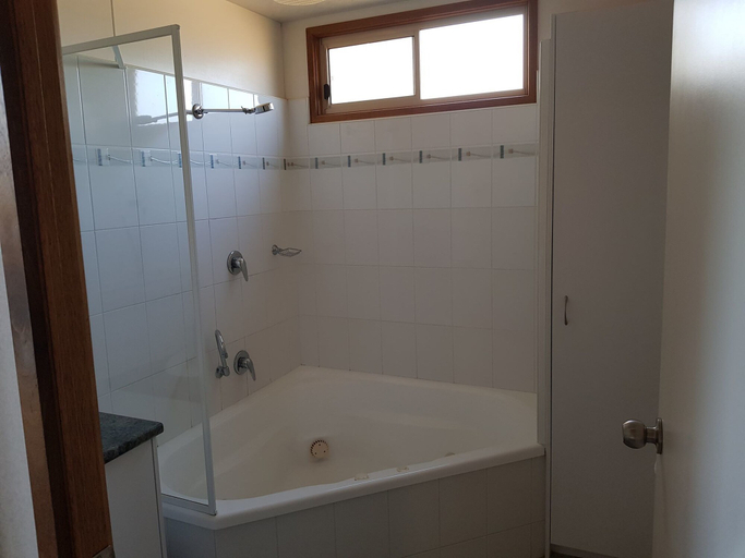 Bathroom 4, cluBarham Golf Resort, Wakool