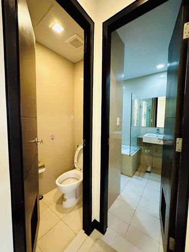 Bathroom 4, 8 Newtown Boulevard by Hiverooms, Lapu-Lapu City