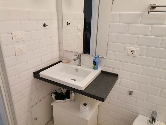 Bathroom 4, Lanterne Magiche Dependance, Syracuse