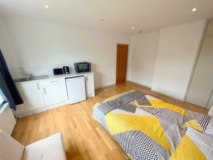 Others 3, Large Triple Studio in South London - Sutton, London