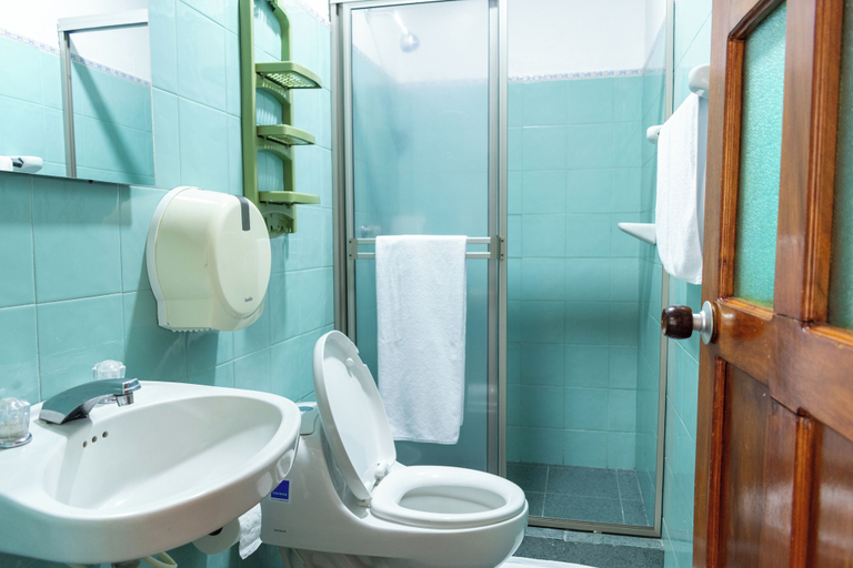 Bathroom 3, Hotel Corozal Plaza, Corozal
