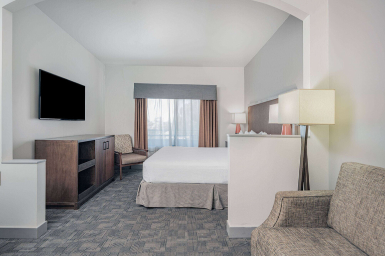 Bedroom 4, Ramada by Wyndham Bakersfield North, Kern