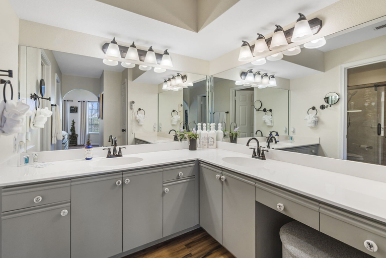 Bathroom 4, Honeybee Hideaway, Taney