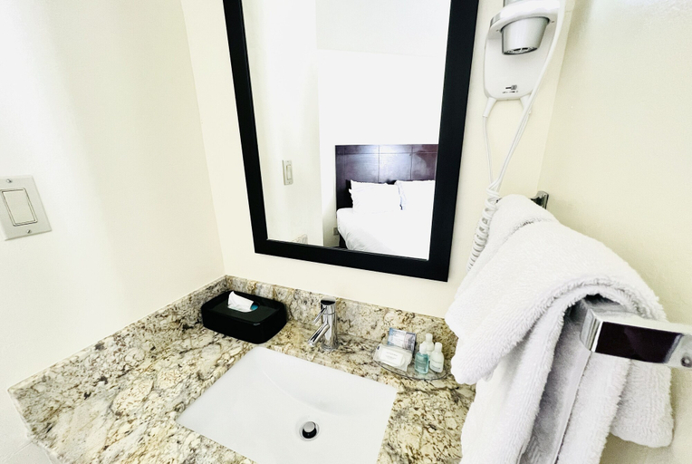 Bathroom 4, Clarion Inn Page - Lake Powell, Coconino