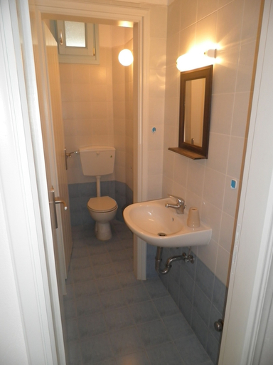 Bathroom 5, Kavalieros Studios, South Aegean