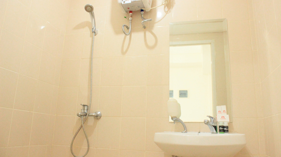 Bathroom 5, Modest 1BR Apartment at Parahyangan Residence By Travelio, Bandung