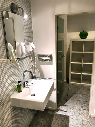 Bathroom 5, The New Yorker Hotel Köln-Messe, Köln