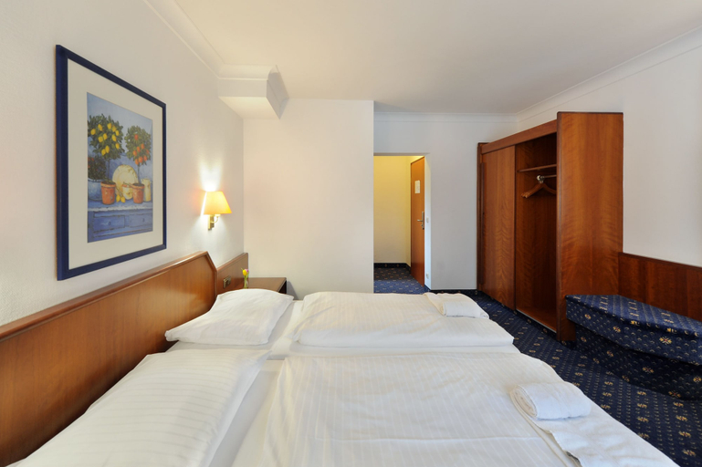 Bedroom 5, Ambassador Parkhotel, München