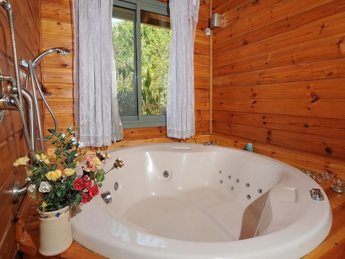 Bathroom, Galilee Cabin