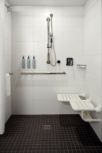 Bathroom 3, Courtyard by Marriott Montreal Midtown, Montréal