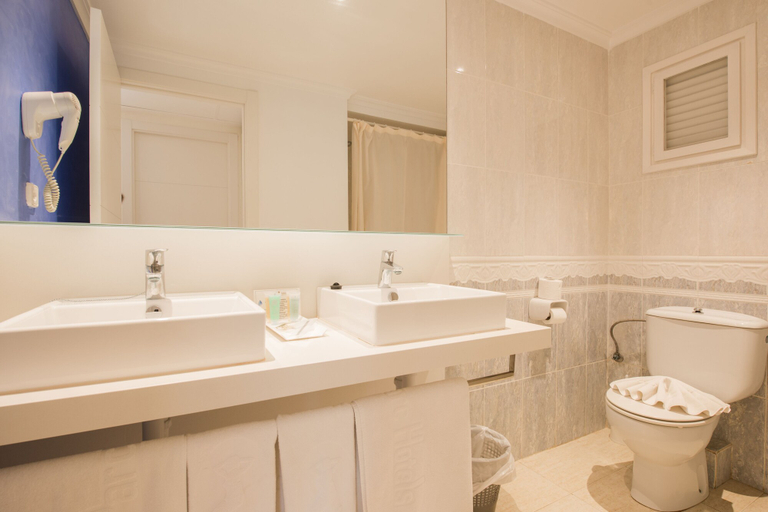 Bathroom 3, Hotel Apartamentos El Pinar, Baleares
