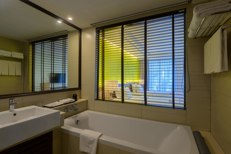 Bathroom 5, Bay Beach Resort, Pattaya