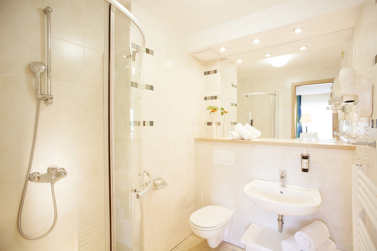 Bathroom 5, Hotel Savica Garni - Sava Hotels & Resorts, Bled