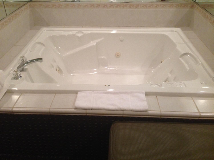 Bathroom, Ameristay Inn & Suites, Pike