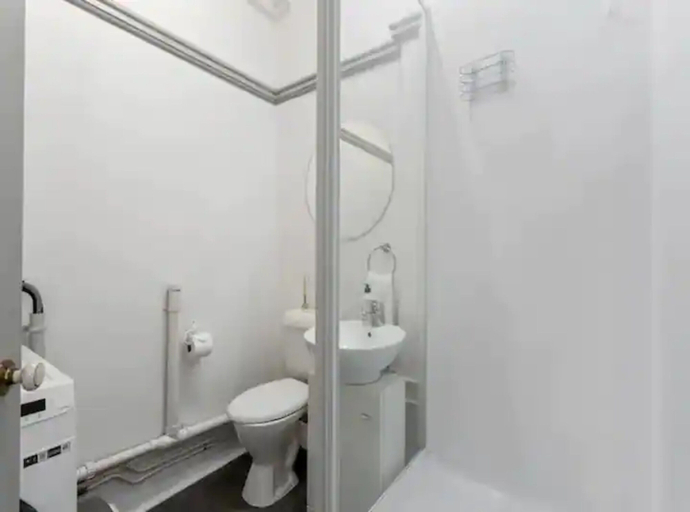 Bathroom, Lovely 1-Bedroom Unit in CBD by Zodiak Stays, Waitakere