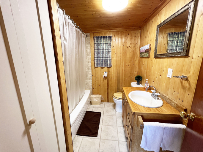 Bathroom 4, Lake Onaping Lodge, Sudbury