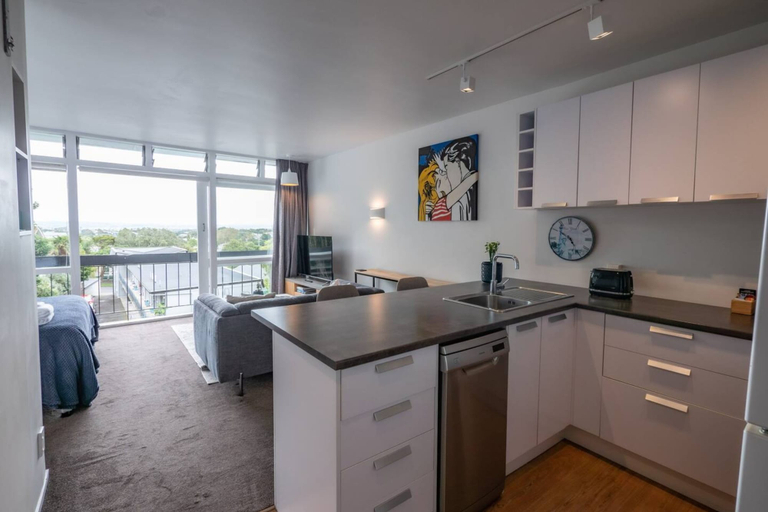 Others 5, Centrally Located Light-filled Studio w/ Parking, Waitakere
