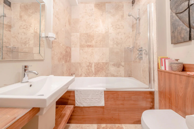 Bathroom 2, Quaint and Central Studio Flat - Chelsea, London