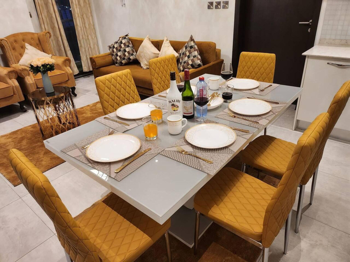 Dining 4, Impeccable & Cozy Gem-5 Star Location - Pools, Gym, Accra