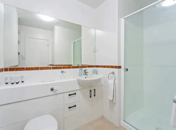 Bathroom, Stunning Sky Tower View Studio Pool And Gym!, Waitakere