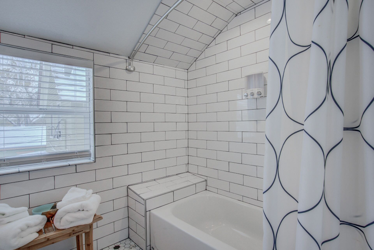 Bathroom 4, 1BR Downtown Urbanitydining, Drink, Cafes & Escape, El Paso