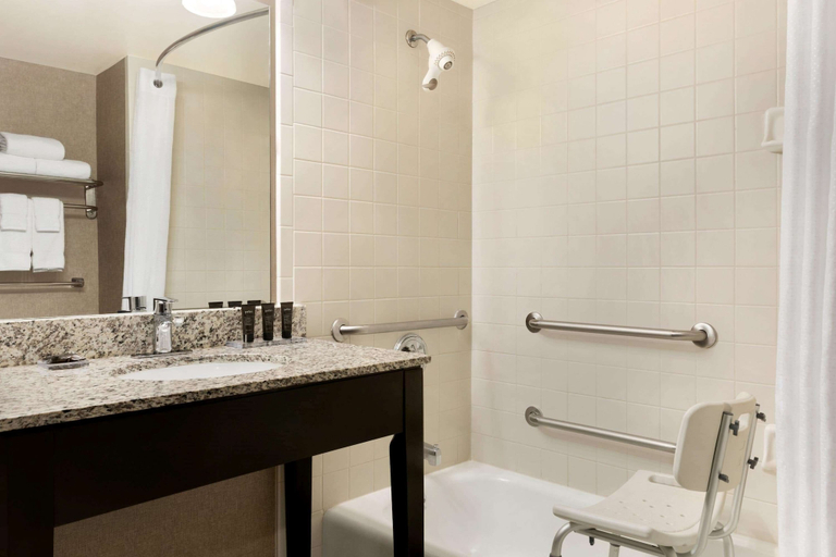 Bathroom 4, Wingate by Wyndham - Cincinnati - Blue Ash, Hamilton