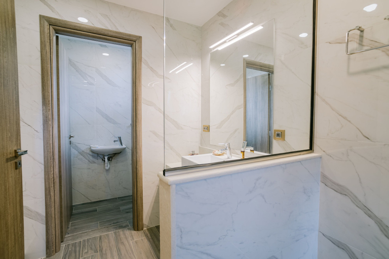 Bathroom 3, The Three Graces, South Aegean