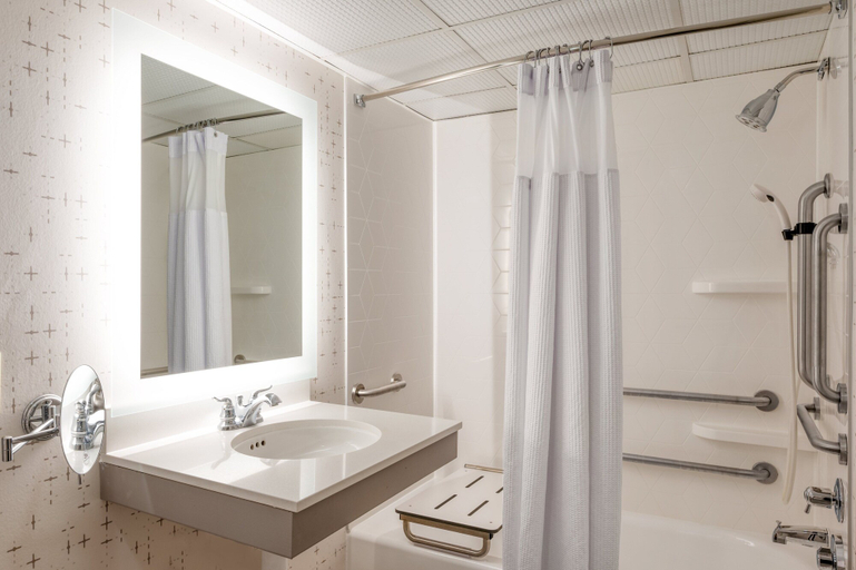 Bathroom 4, Crowne Plaza INDIANAPOLIS-AIRPORT by IHG, Indianapolis