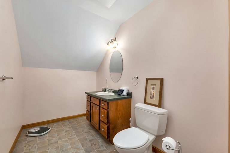 Bathroom 4, Bears Den, Grafton
