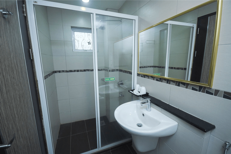 Bathroom 5, Hotel Nur Miri, Miri