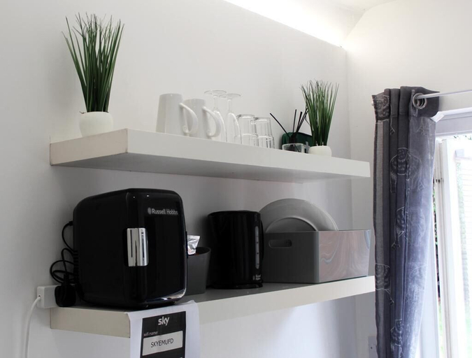 Others 5, Beautiful 1-bed Studio in Uxbridge, London, London