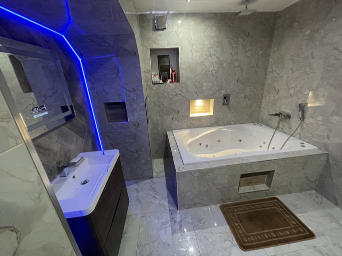 Bathroom 3, 1 Bed Flat - Sleeps 2 - Hot Tub - Parking - Wifi, Bradford