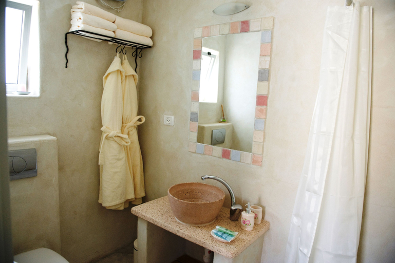 Bathroom, Nof Zuqim