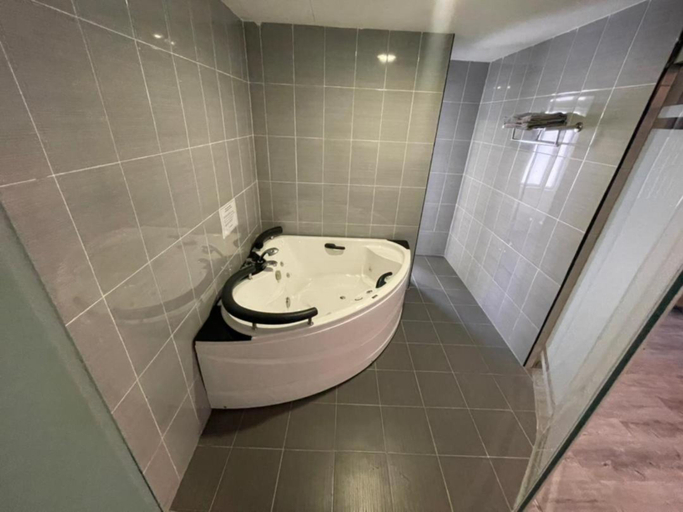 Bathroom, N&L Hotel, Kuala Terengganu