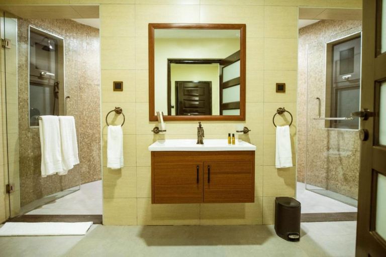 Bathroom 4, Hunters Paradise Cottages, Kanduyi