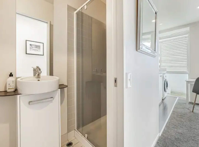 Bathroom, Tidy Apartment With Balcony, Manukau
