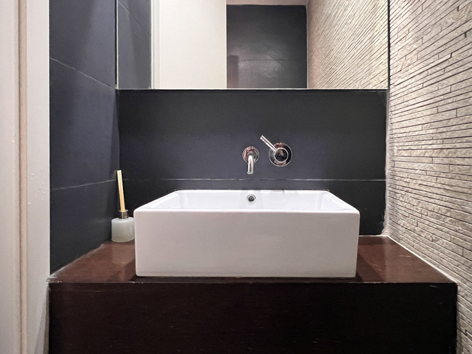 Bathroom 4, 2 BR next to Old City with Patio by FeelHome